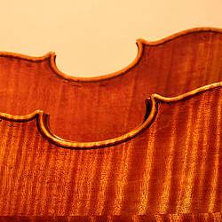 Originalgetreue Kopie der &bdquo;King&ldquo;-Violine von Guarneri &bdquo;del Gesu&ldquo; (im Vordergrund)